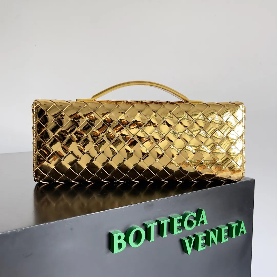 The batch of 1360 BV Andiamo evening handbags has been heavily planted again~ The designer aesthetics in the era of economic downturn are back. I fall in love with it at first sight and can't put it down. It's so beautiful and full of aura. The shape and texture are very competitive. It's light in weight and has sufficient capacity. It's a must-have for fashionistas. It's suitable for many occasions, minimalist, high-end and light luxury. Model No.: 741511 Size: 31*13*3cm